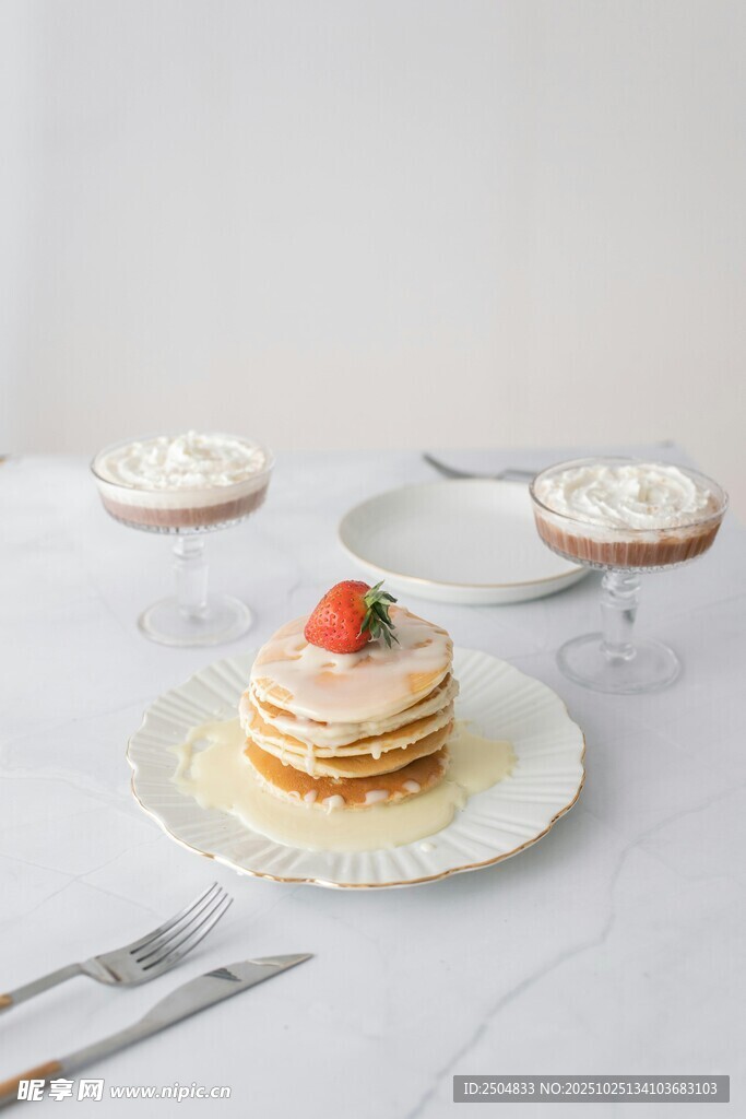 精致草莓松饼甜点展示