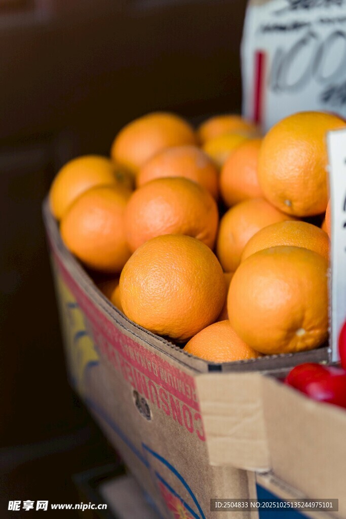 纸箱中的新鲜橙子