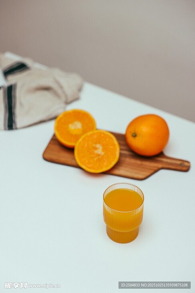 鲜橙切片与橙汁的诱人组合