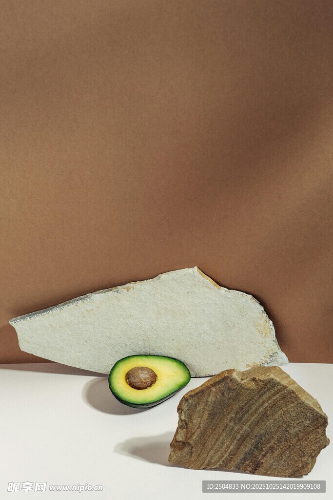 牛油果与面包片美食组合