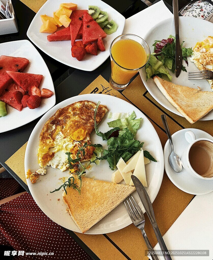 丰盛早餐摆桌