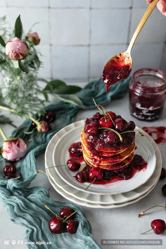 美味蔓越莓松饼摆盘精致