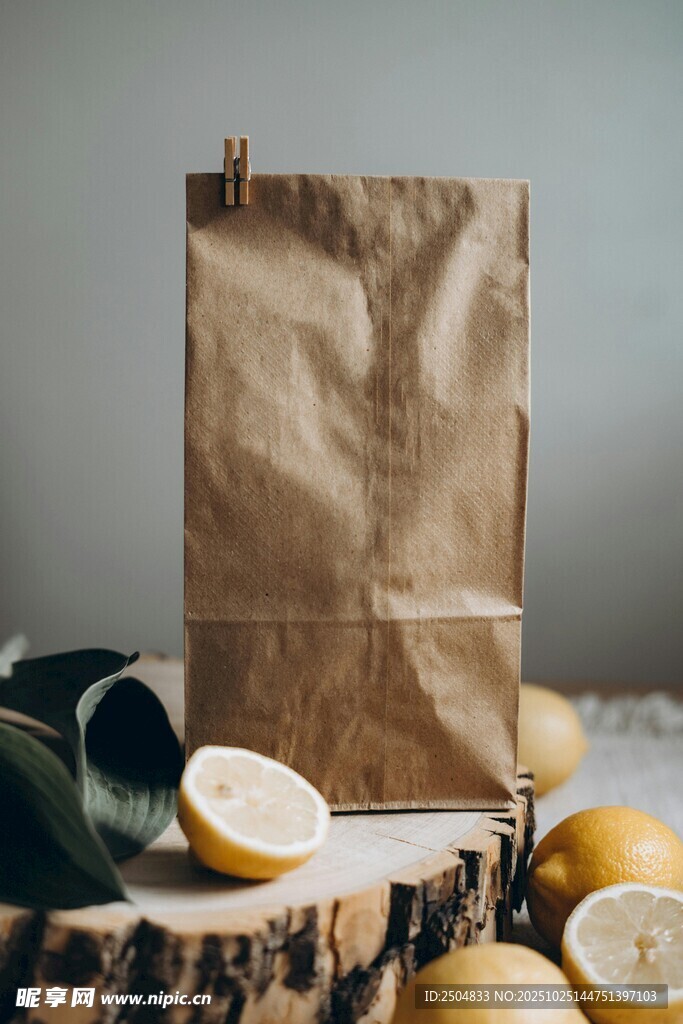 牛皮纸袋与柠檬切片静物
