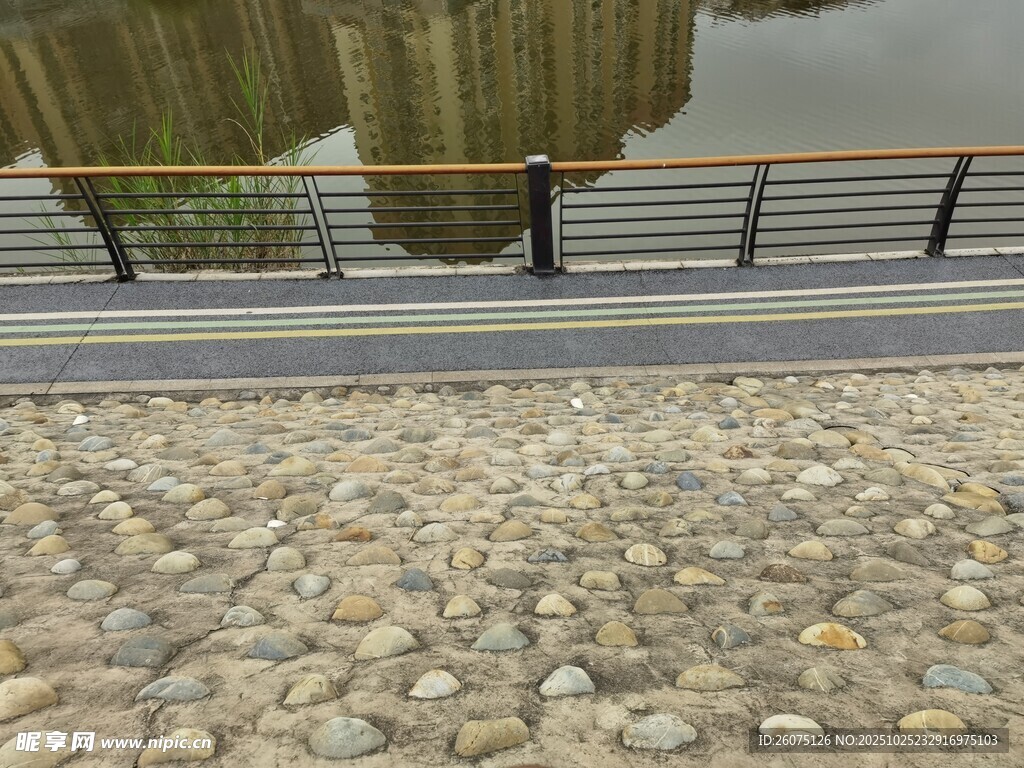 湖边鹅卵石步道与护栏景观