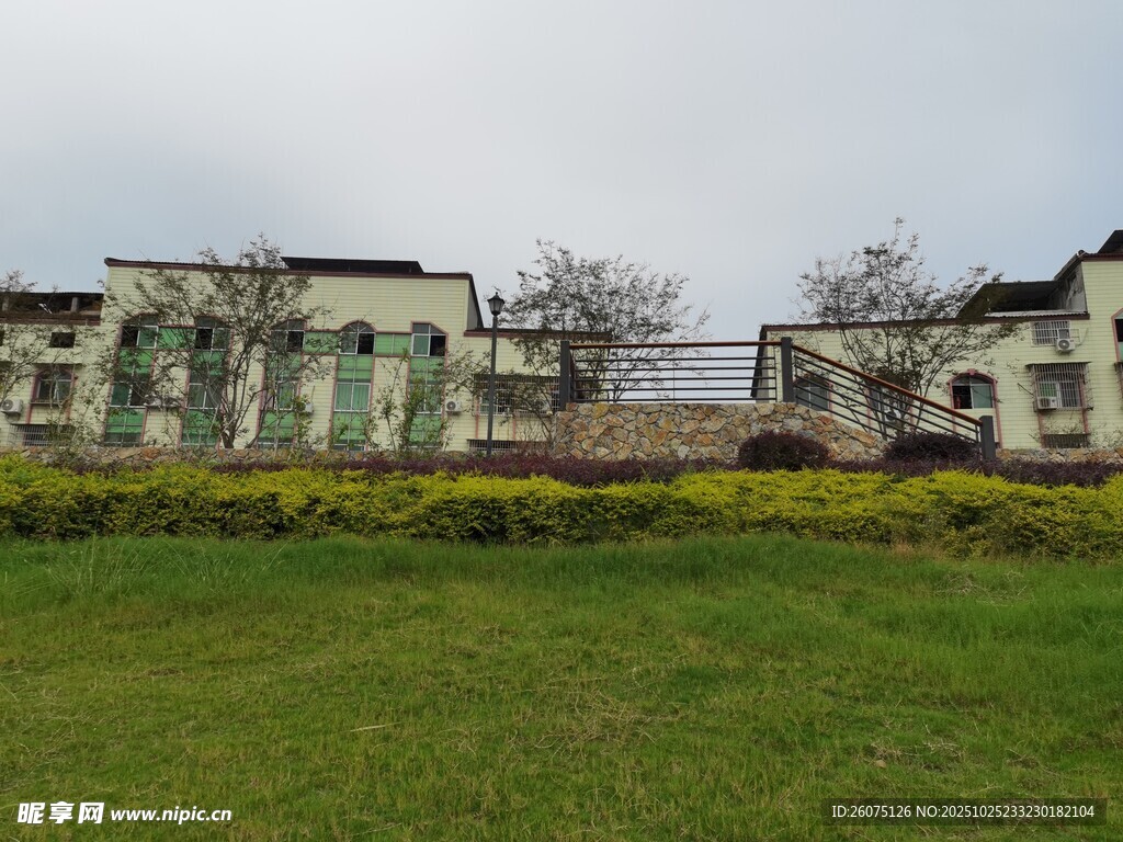 郊外草地旁的古朴建筑群