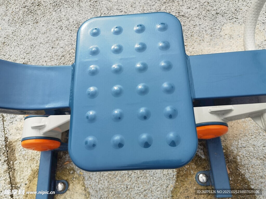 蓝色健身椅特写