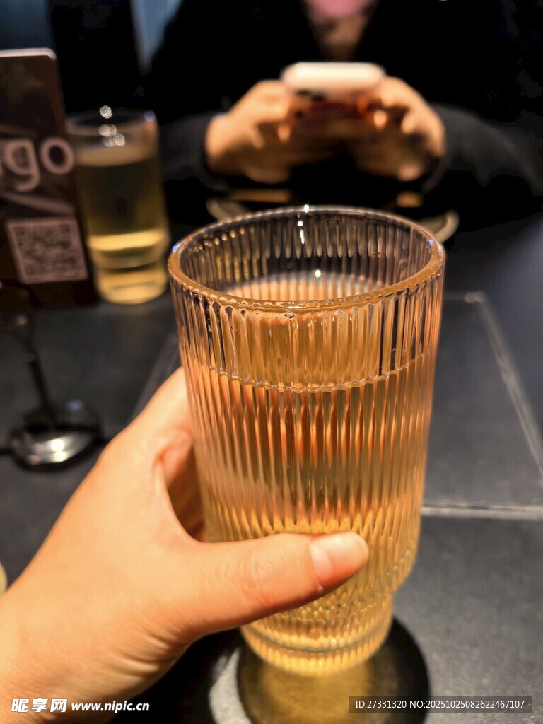 手持玻璃杯中的饮品