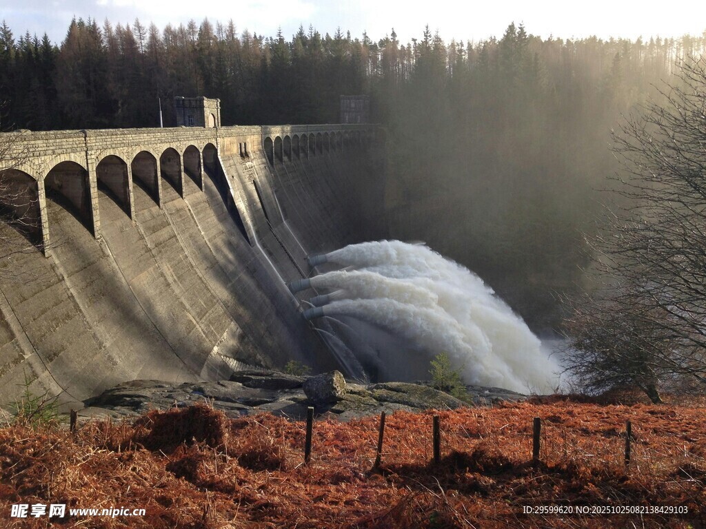 壮观的大坝泄洪景象