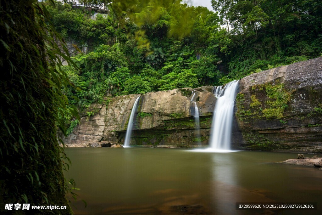 山间瀑布下的清幽水潭