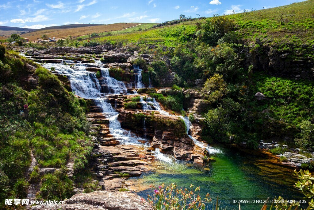 山间秀丽瀑布与碧绿潭水