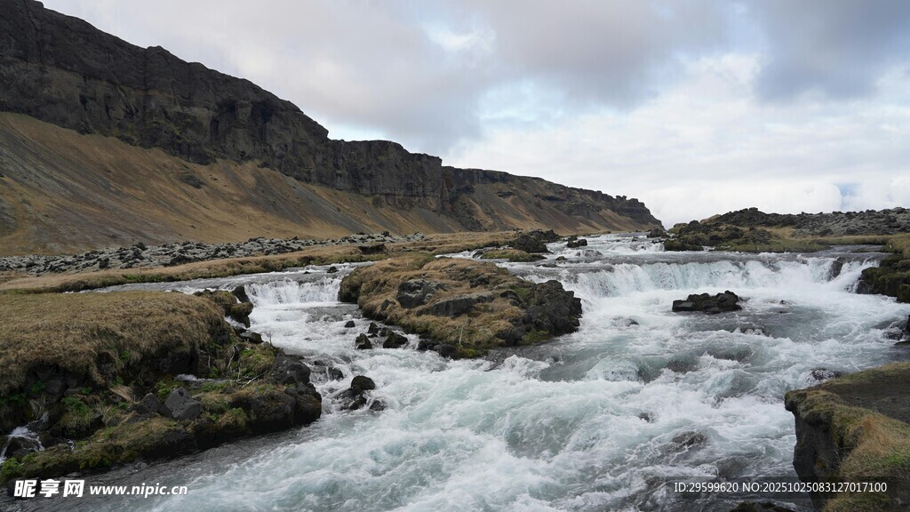 湍急溪流穿岩石景观