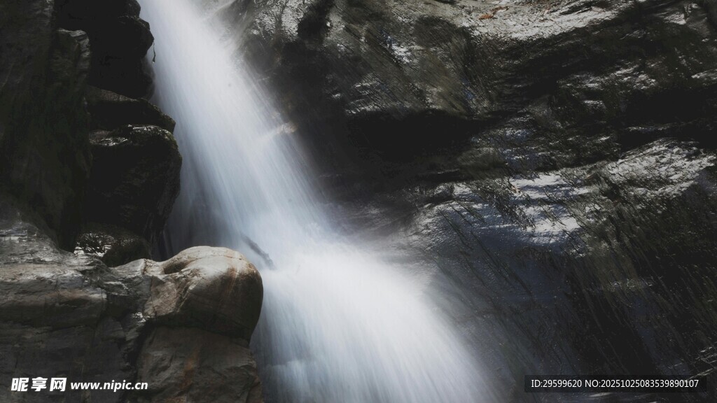 山间瀑布流水美景