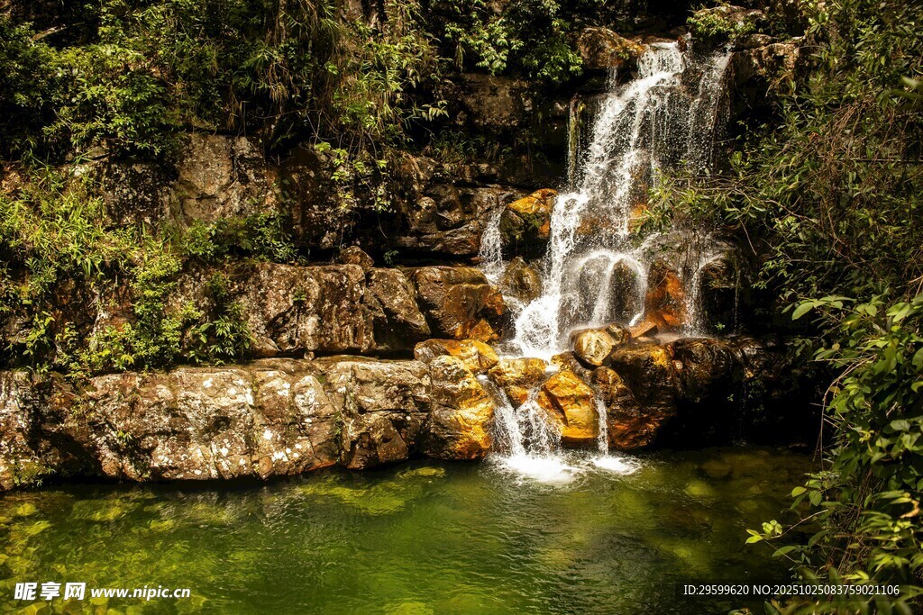 山间清幽小瀑布景观