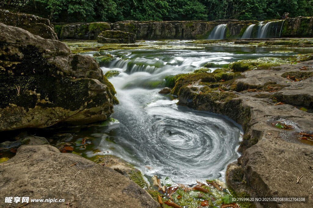山间溪流漩涡美景
