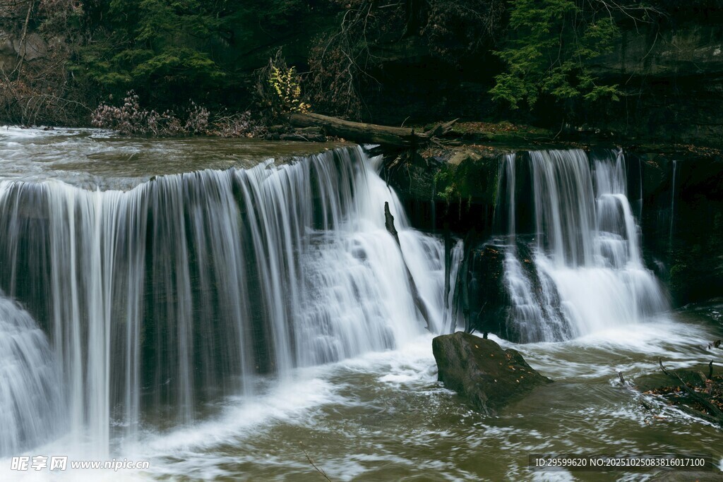 山间瀑布流水景观