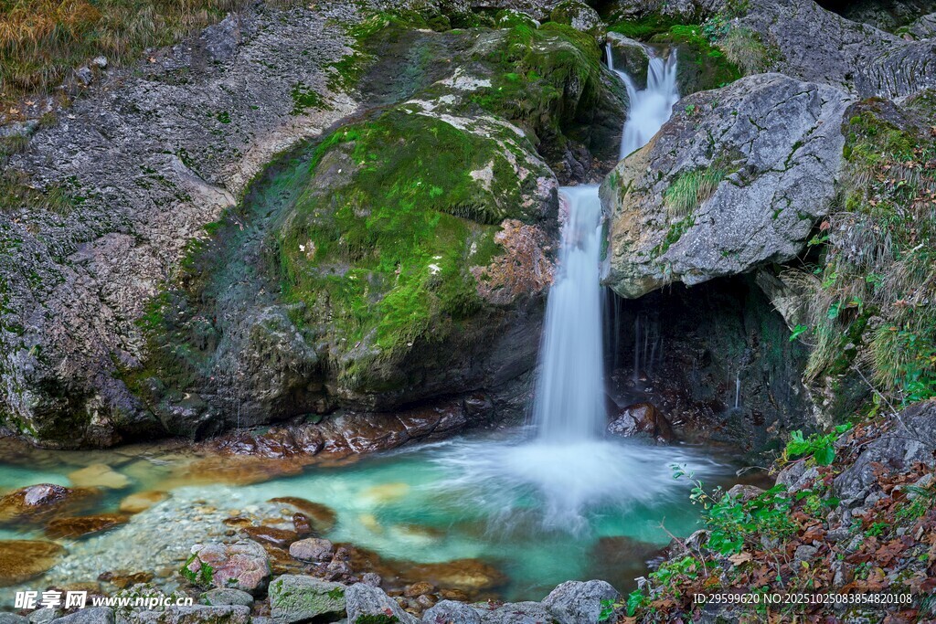 山间瀑布流淌的迷人景致
