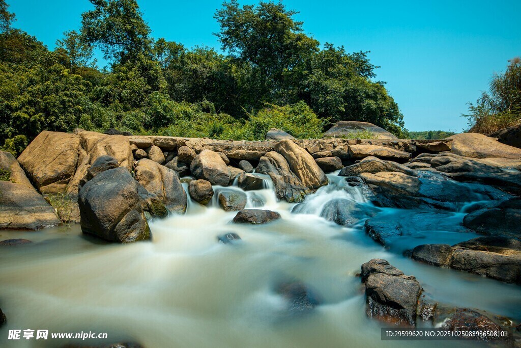 山间溪流潺潺的美丽景致