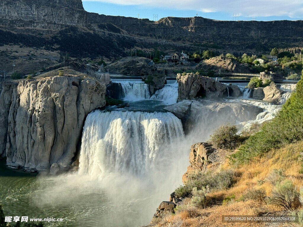 壮观自然瀑布景观