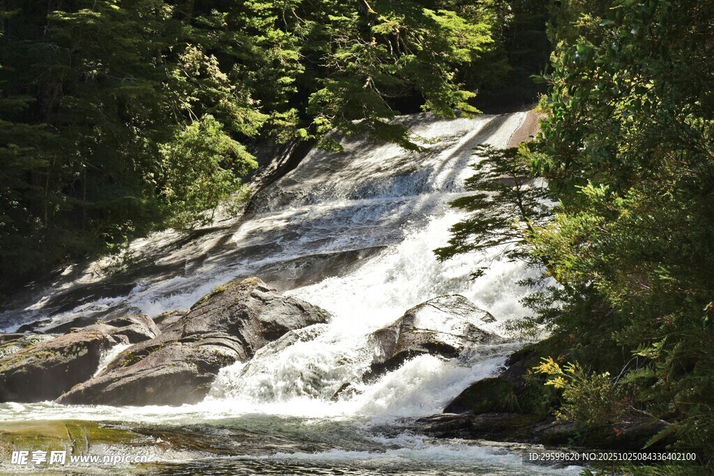 山间瀑布流水美景