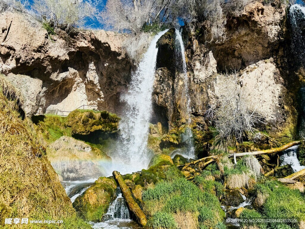 山间瀑布与葱郁景致