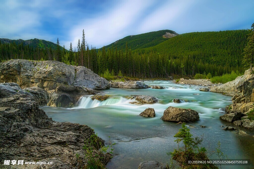 山间湍急河流与葱郁景致