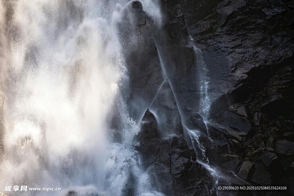 山间瀑布水流倾泻之景