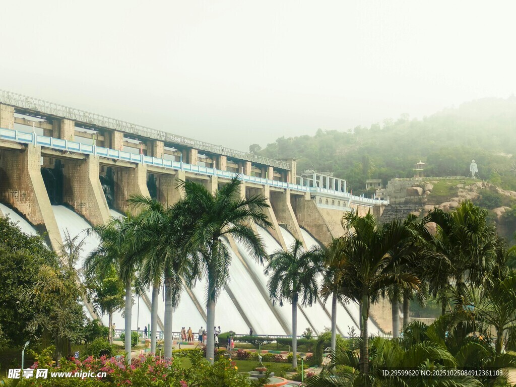 壮观的大坝与周边绿植