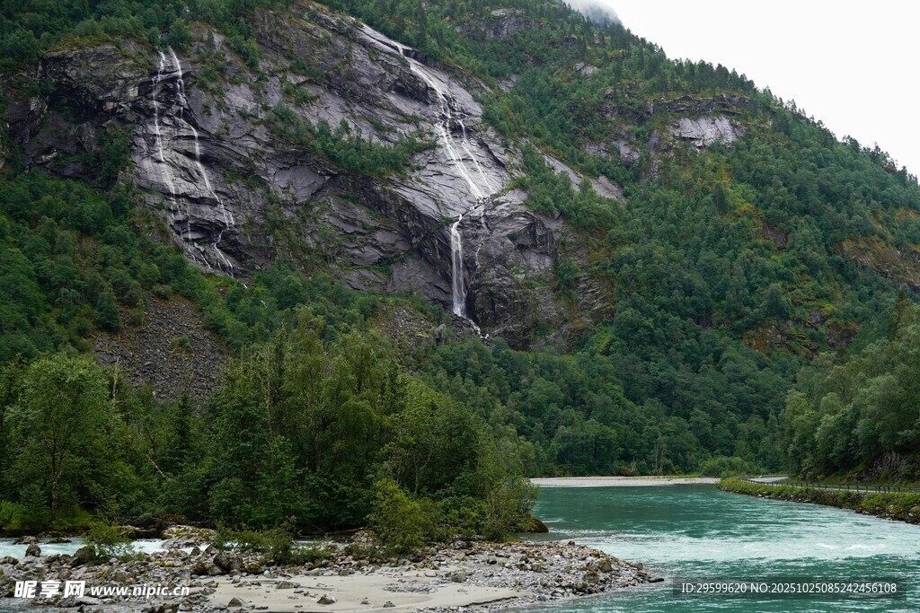 山间绿水畔的秀丽景致