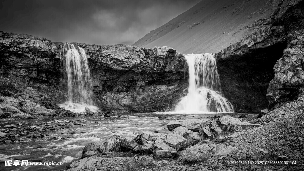 黑白山间瀑布壮丽景象