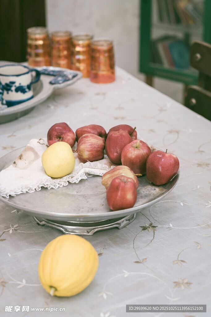 桌上的水果与烘焙材料