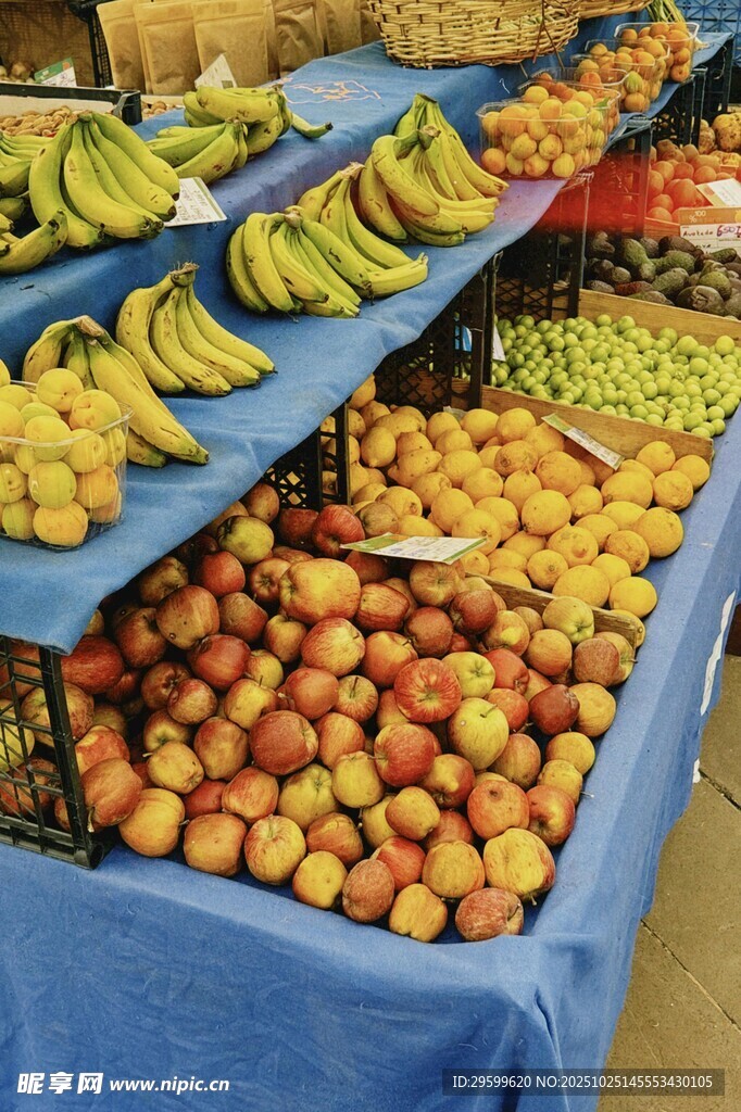 水果摊丰富多样的新鲜水果