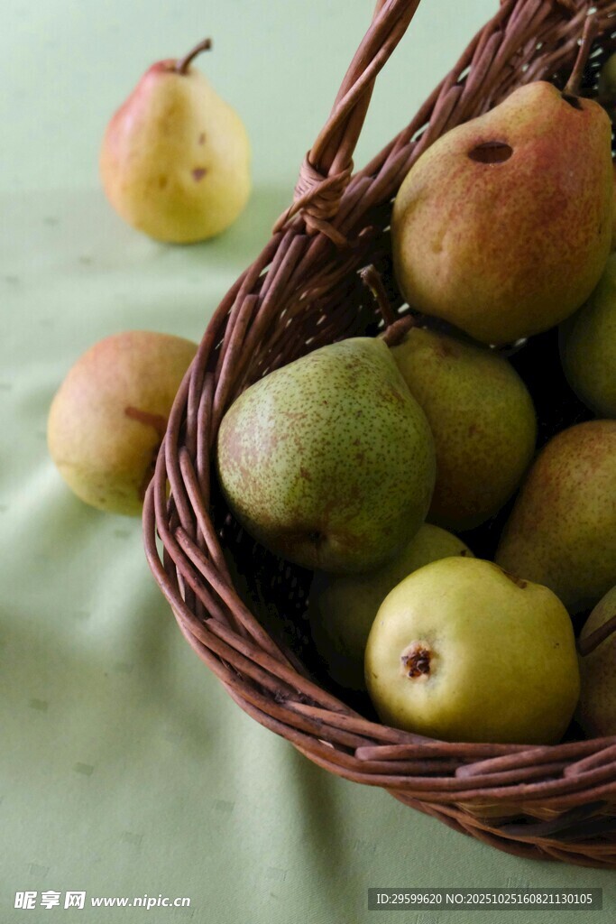 篮子里的新鲜梨子