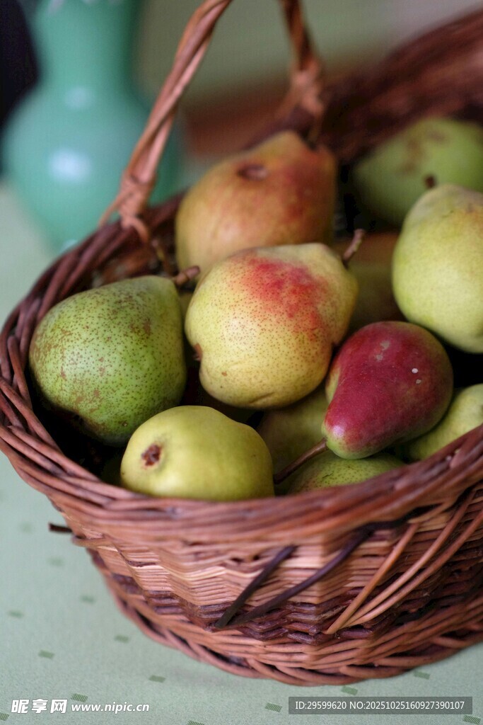 篮子里的多彩新鲜水果