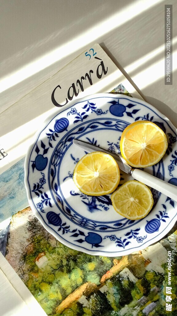 蓝白瓷盘上的新鲜柠檬