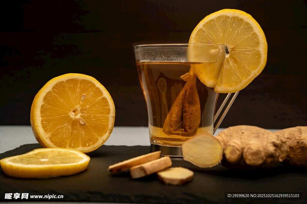 柠檬姜茶与鲜果切片