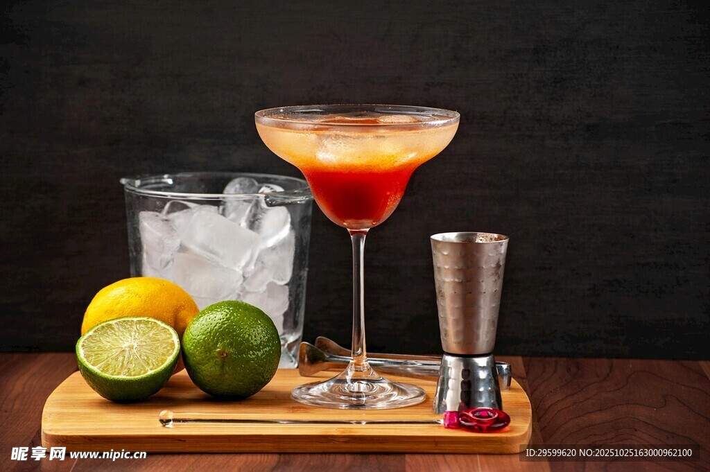 多彩鸡尾酒与调酒工具