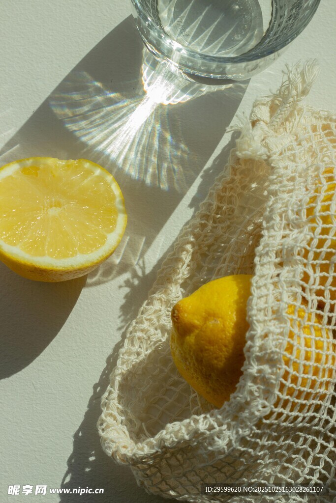网袋中的柠檬与切片