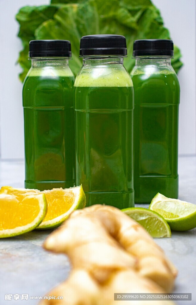 鲜榨绿色果蔬汁与配料