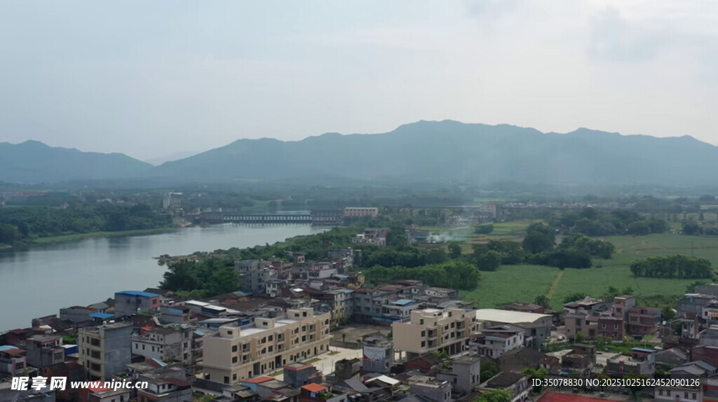 俯瞰山水相依的城镇
