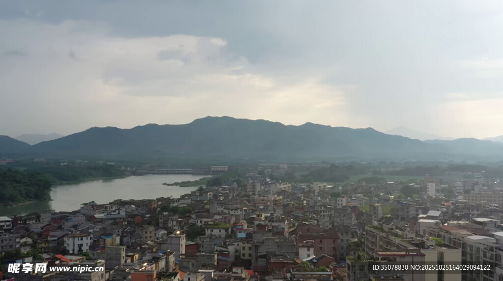 城市与山水的全景风光