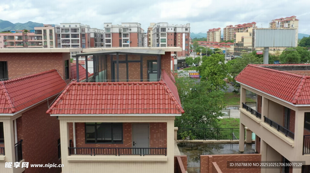 红瓦屋顶的居民建筑群