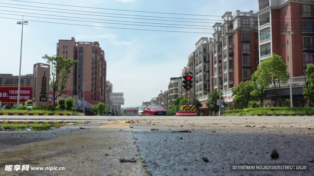 城市中待施工的空旷道路