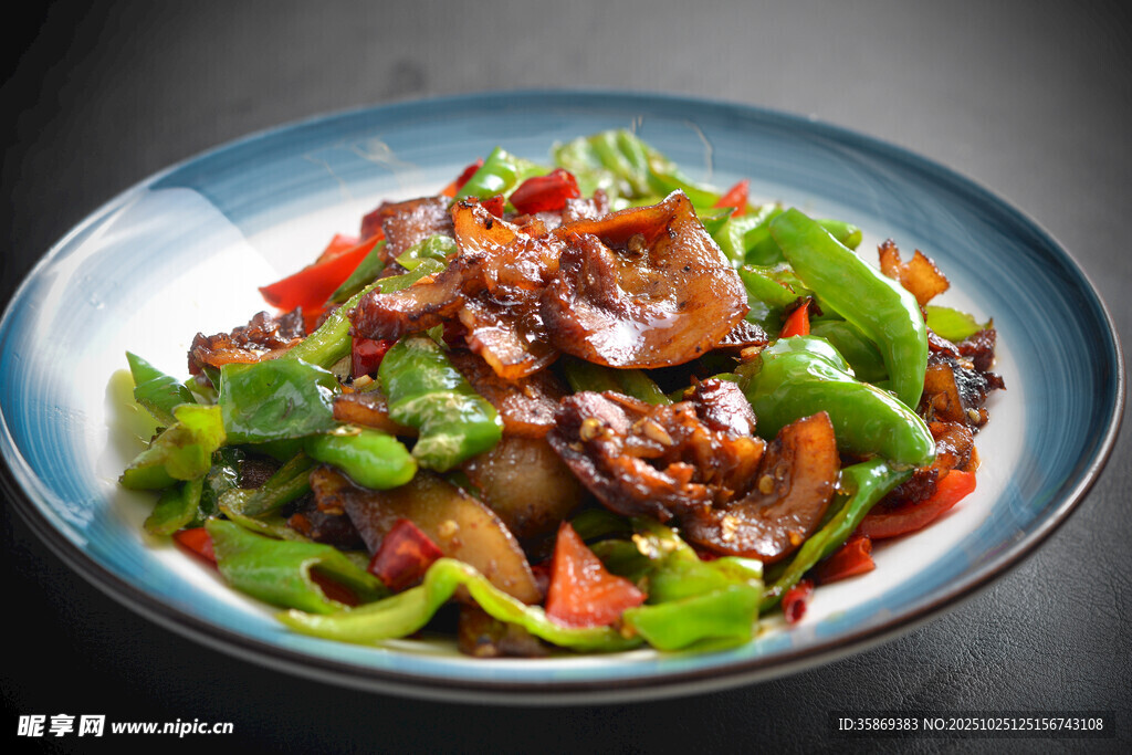 青椒炒肉美食诱人呈现