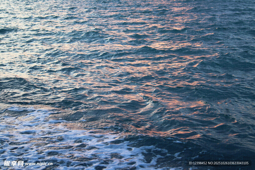 波光粼粼的海面
