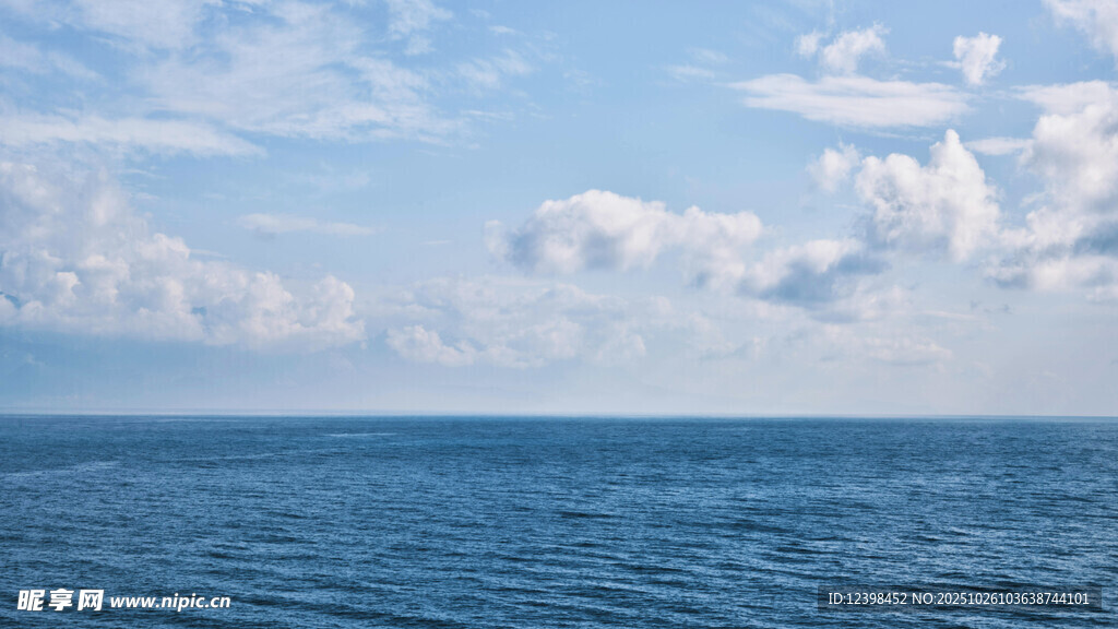 蔚蓝大海与天空的美丽景致