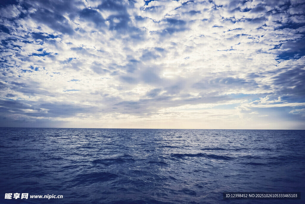广阔海面与天空的壮丽景象