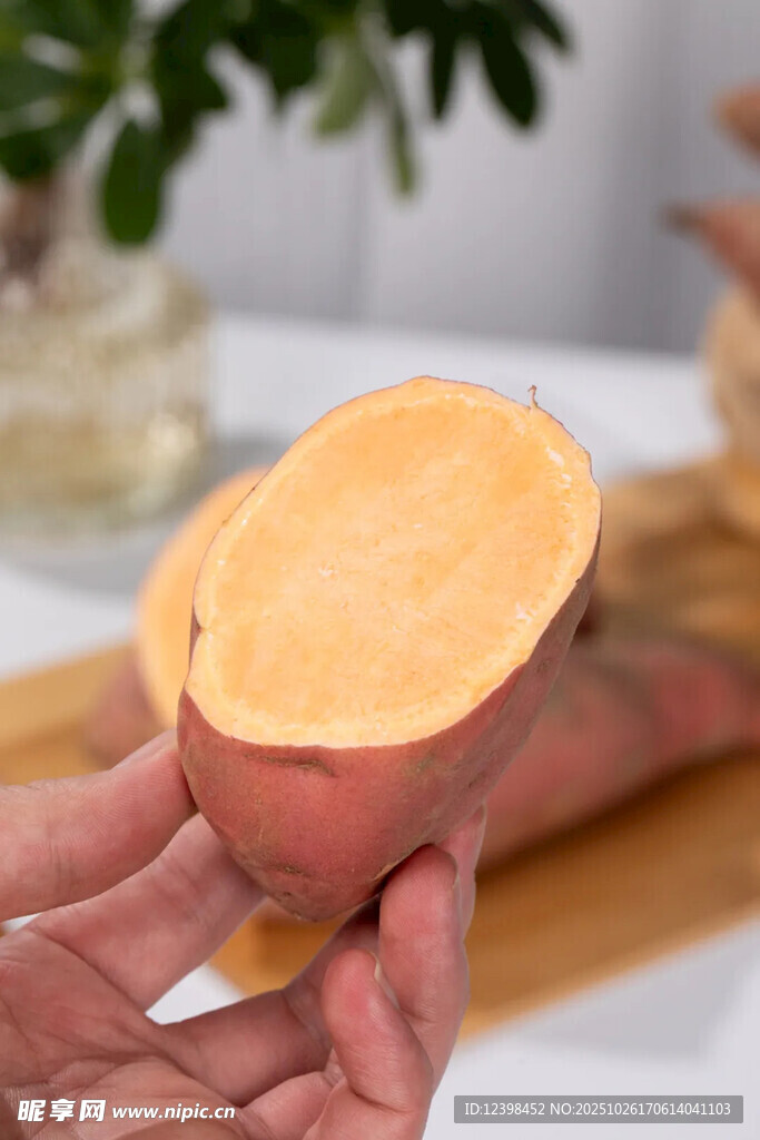 手捧切开的新鲜红薯
