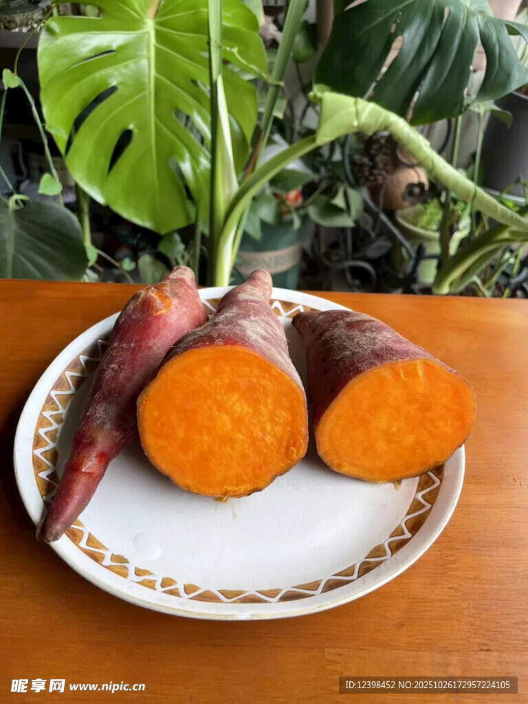 盘中切开的新鲜红薯