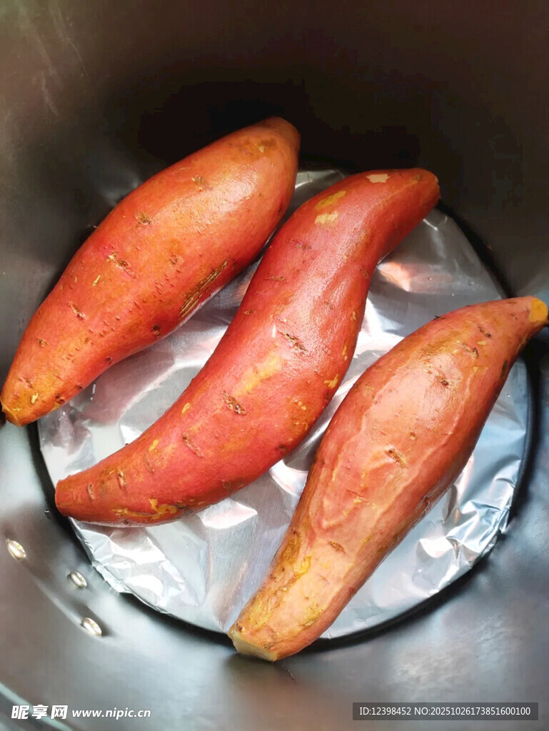 锅中烤制的香甜红薯