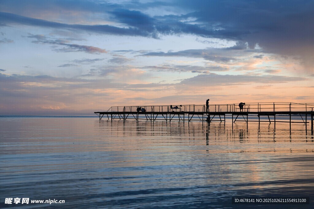 海边码头的美丽黄昏景色
